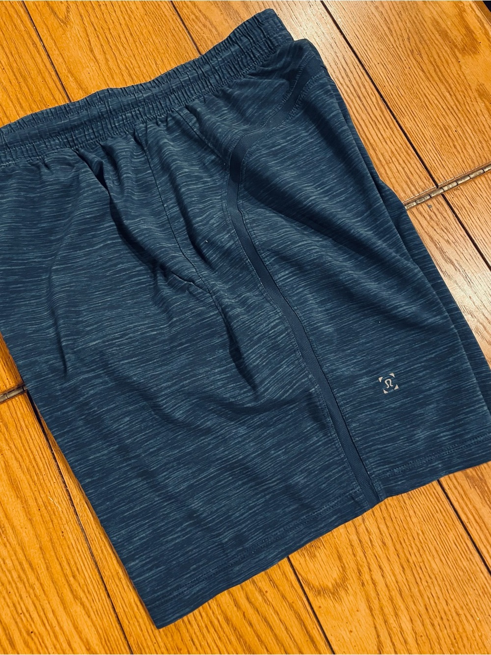 Lululemon men’s pace breaker liner less shorts, heather blue color, size small